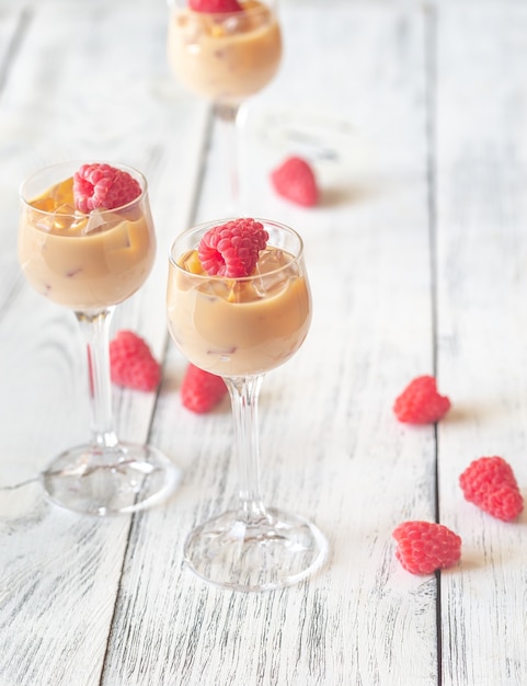 Trois verres de liqueur de crème irlandaise