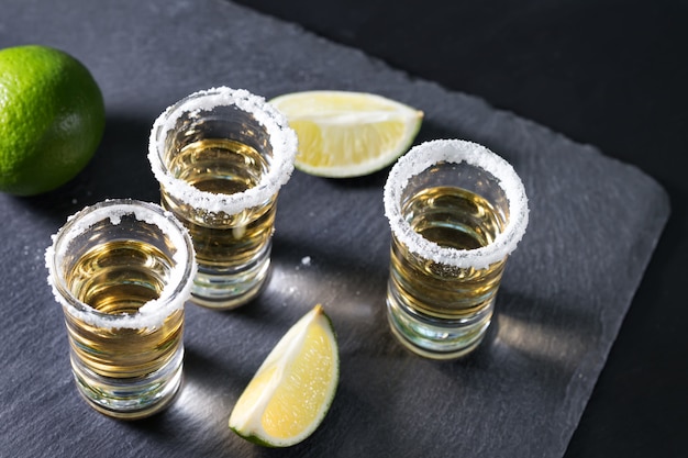 Photo trois verres de tequila avec sel et citron vert