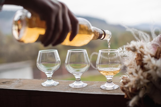 Trois verres de whisky sur la table