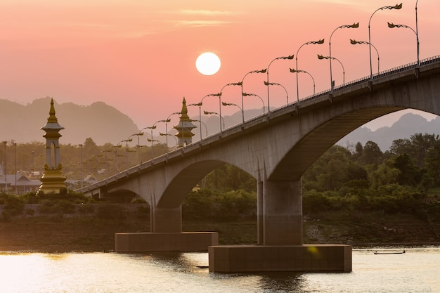 Troisième pont de l'amitié thaï lao au lever du soleil