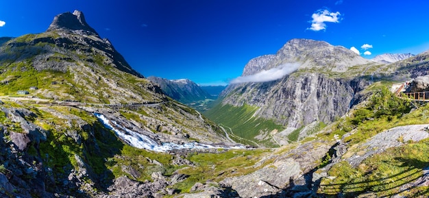 Trollstigen ou Trolls Path est une route de montagne serpentine dans la municipalité de Rauma en Norvège