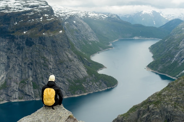 Trolltunga en Norvège est une beauté fabuleuse