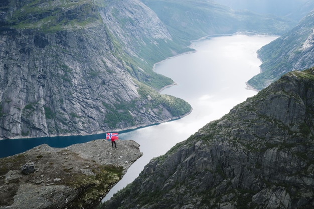 Trolltunga Rock et lac Ringedalsvatnet en Norvège