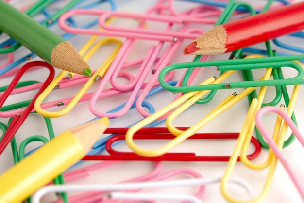 Trombones de couleur sur blanc