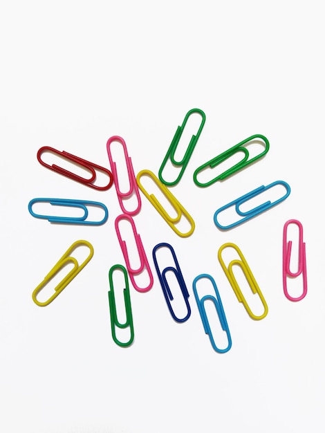 Trombones multicolores sur fond blanc