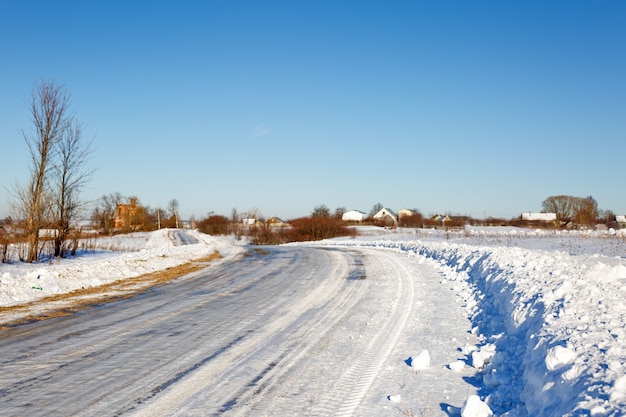 Un tronçon de route dangereux recouvert de givre