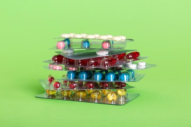 Trop de cartouches de pilules différentes empilées Mise au point sélective Paquets de pilules alvéolées avec comprimés Paquets de pastilles colorées Un tas de médicaments sous blister Blisters pharmaceutiques