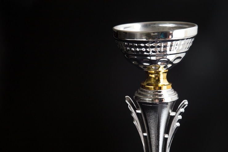 Photo trophée d&#39;argent sur fond noir. gagner des prix