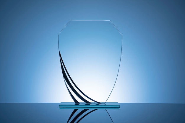 Trophée de bouclier en verre blanc élégant sur dégradé bleu