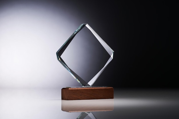 Trophée de cristal ou de verre sur fond gris