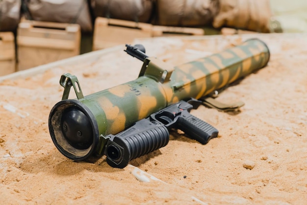 Trophée de guerre Tir militaire RPG lance-grenades anti-char allongé sur le sable fournitures militaires d'armes lourdes