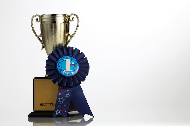 Trophée avec insigne sur fond blanc