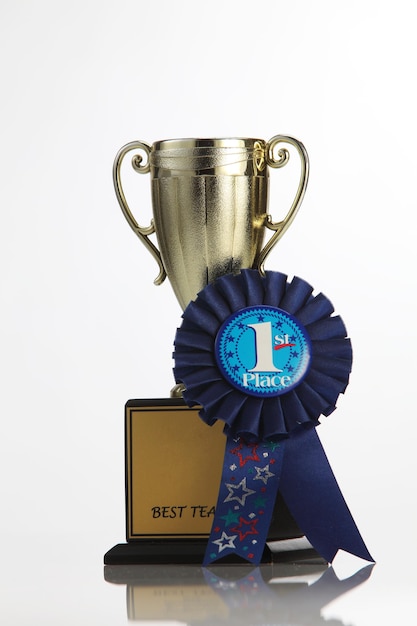 Trophée avec insigne sur fond blanc