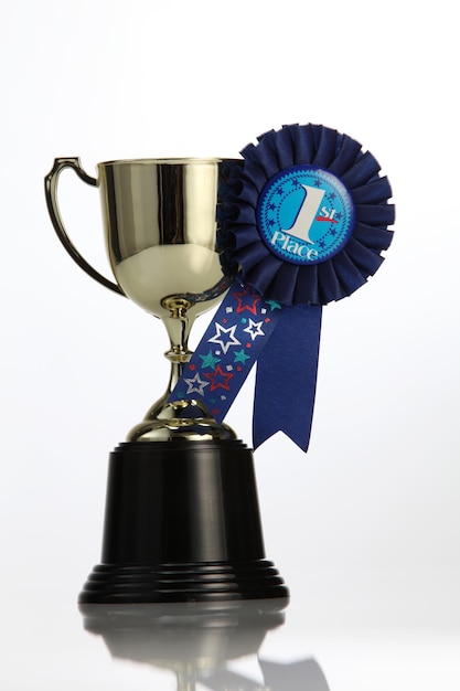 Trophée avec insigne sur fond blanc