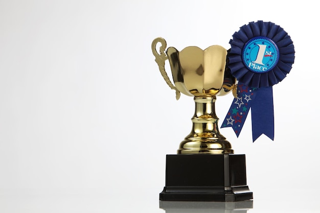 Trophée avec insigne sur fond blanc