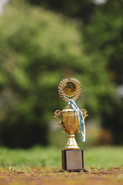 Photo trophée d'or de champion placé au sol