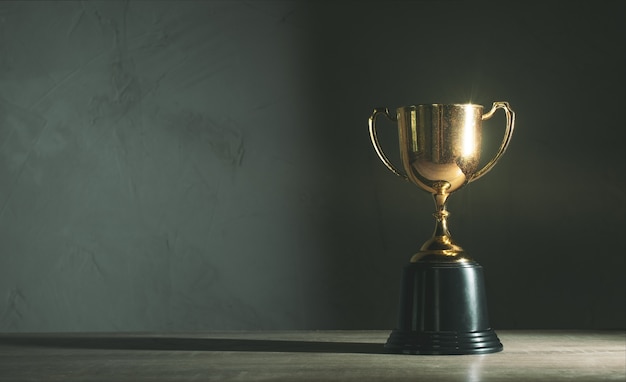 Trophée d&#39;or champion placé sur une table en bois