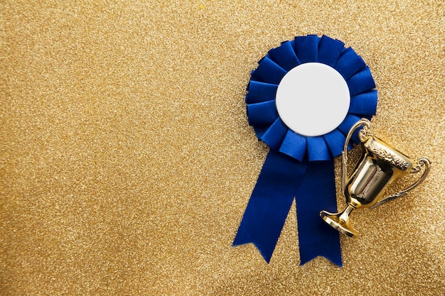 Trophée de réussite des gagnants d'or sur un fond de paillettes d'or