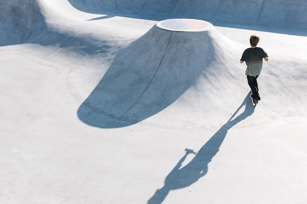 Trottinette dans un skate park urbain