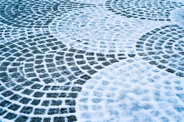 Photo un trottoir couvert de neige avec un motif le matin d'hiver