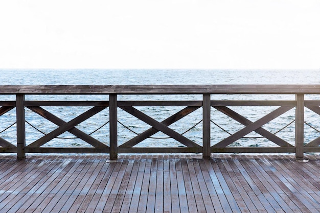 Photo trottoir avec garde-corps en bord de mer