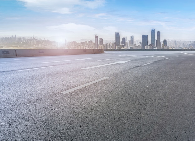 Le trottoir et l'horizon de la ville
