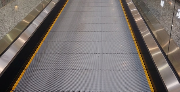 Un trottoir roulant, un escalator plat