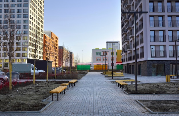 Le trottoir d'une rue résidentielle moderne