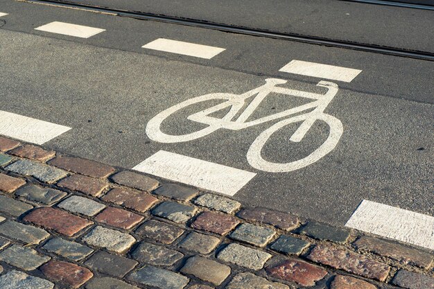 Trottoir de la vieille ville avec signe de vélo dessus