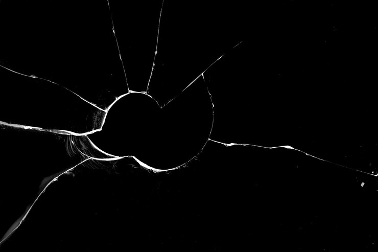 Photo trou de balle sur fond noir de verre pour la superposition de la fenêtre transparente