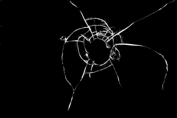Photo trou de balle sur fond noir de verre pour la superposition de la fenêtre transparente