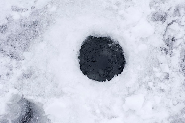 le trou dans la glace pour la pêche blanche.