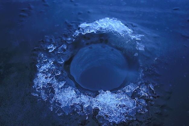 trou dans l'hiver de pêche sur glace, fond abstrait saisonnier sur le lac