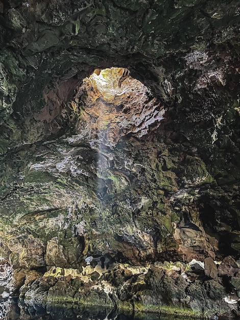 Photo trou dans le plafond de la grotte de pierre