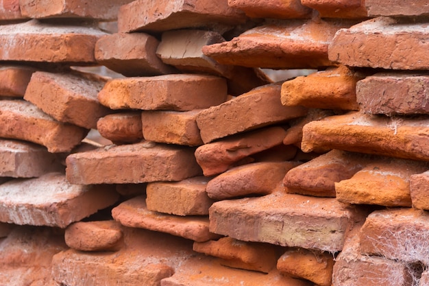 Trou dans un vieux mur de briques s&#39;effondrant