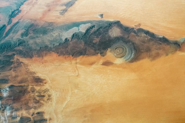 Un trou d'eau dans le désert est montré dans cette image de l'atlas de l'afrique de la nasa.