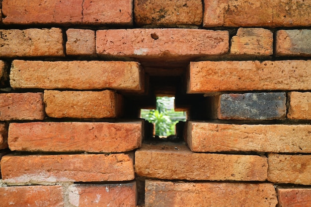 Trou en forme de croix sur le mur de la vieille ville de Nan