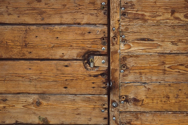 Trou de serrure dans une vieille porte en bois