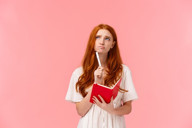 Troublée et incertaine, une femme rousse sombre perplexe soupirant et levant les yeux ne peut pas résoudre