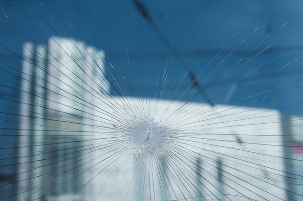 Trous de balle dans la vitrine d&#39;un magasin