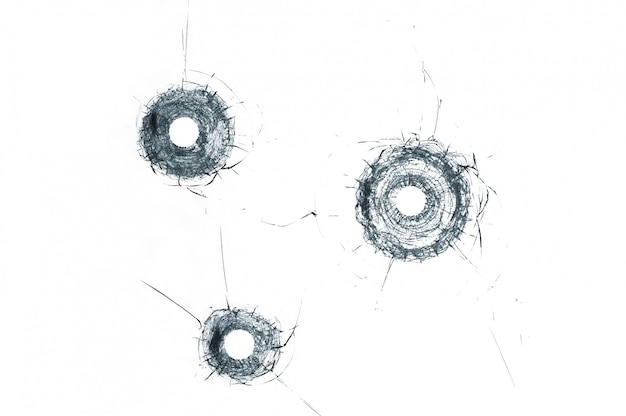 Trous de balle triple en verre cassé en verre isolé sur blanc