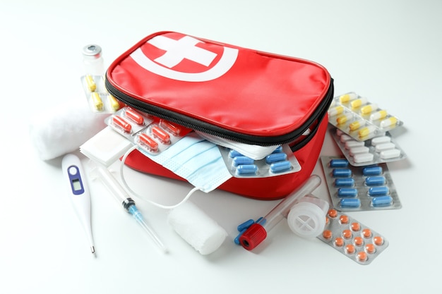 Trousse médicale de premiers secours sur fond blanc