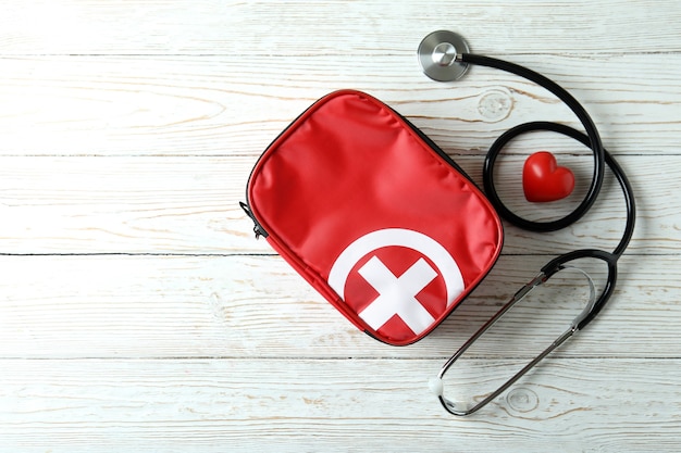 Photo trousse médicale de premiers secours sur table en bois blanc