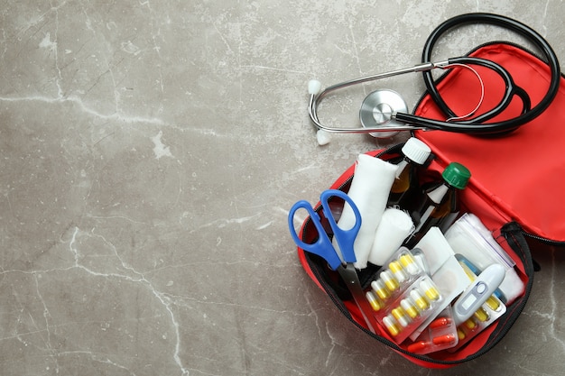 Trousse médicale de premiers secours sur texturé gris