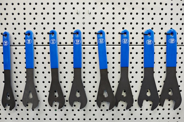 Trousse à outils pour la réparation de vélos sur le mur de l'atelier