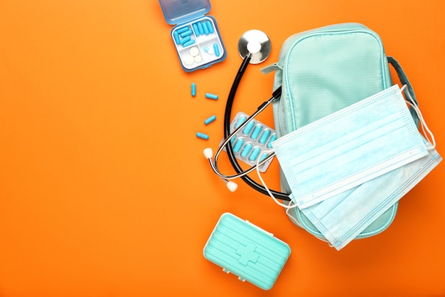 Trousse de premiers soins sur la couleur