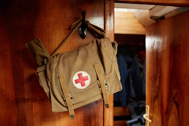 Trousse de premiers soins en gros plan sur un mur en bois à l'intérieur d'un train ou d'un yacht