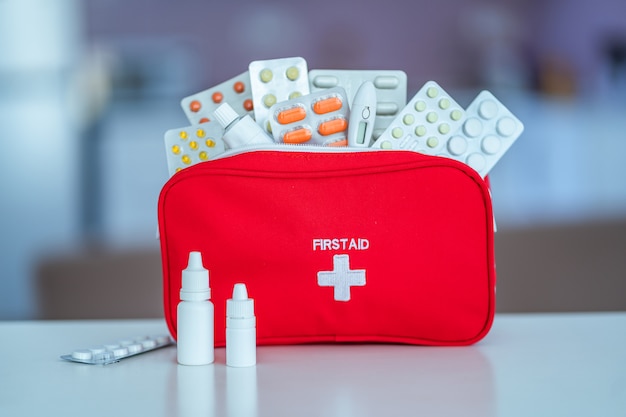 Trousse de premiers soins médicaux avec des médicaments et des pilules sur la table à la maison