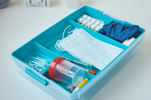 Trousse de premiers soins se bouchent. Boîte de médecine à domicile avec des articles médicaux. Concept de soins de santé et de médecine.