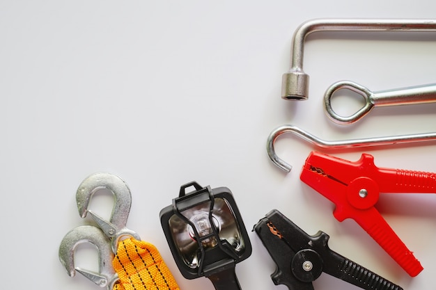 Trousse d&#39;urgence voiture sur fond blanc